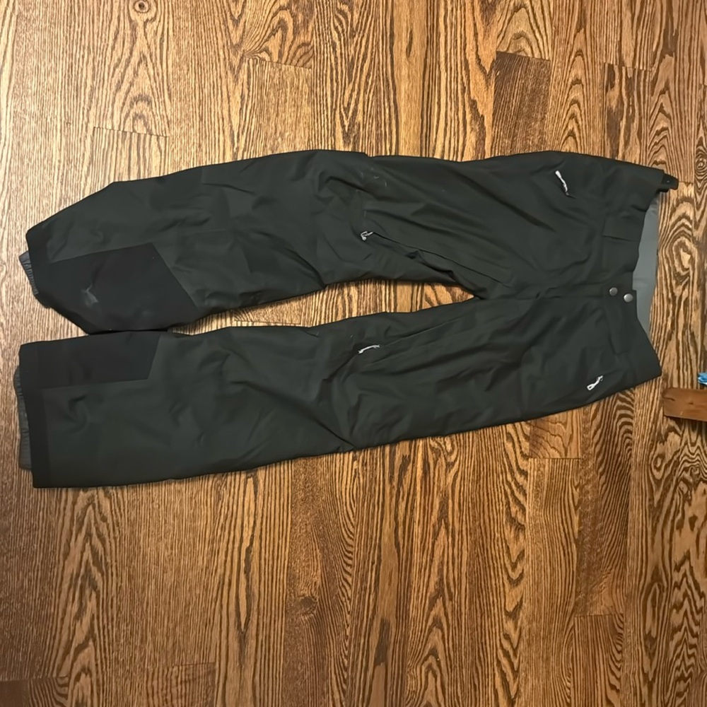 Women’s black Patagonia ski pants
